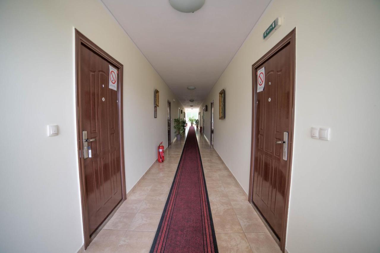 Prenociste Leona Aparthotel Veliko Gradiste Ngoại thất bức ảnh